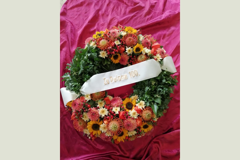 Blumenkranz zum 100. Geburtstag